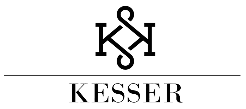 Das KESSER logo zeigt ein schwarzes geometrisches Design mit sich überschneidenden "K" und "S" über einer horizontalen Linie und "KESSER" in Großbuchstaben mit Serifen darunter.